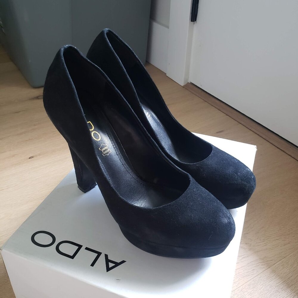 Aldo genuine suede pumps 8.5/38.5, early 2010s